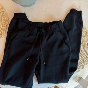 Black lululemon on the fly Jogger